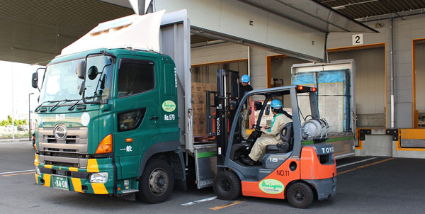 積み込み作業の写真