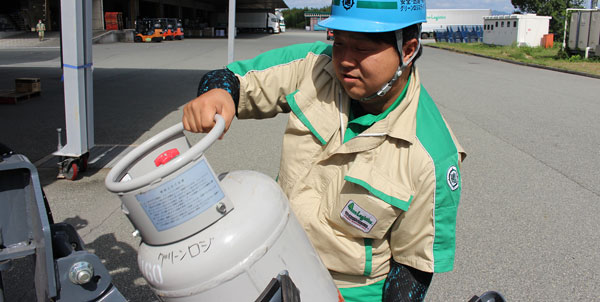 ボンベを運ぶ写真